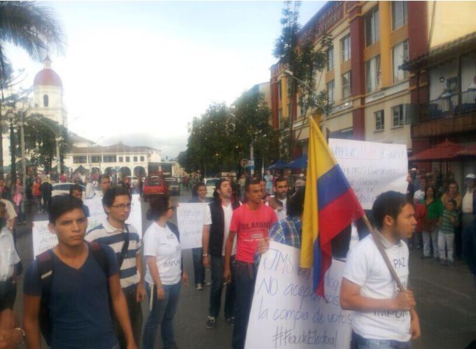Con abucheos y pancartas recibieron a Vargas Lleras y Martín Santos en Rionegro. Fotos 12 abucheo2