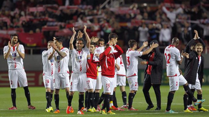 Con doblete de Carlos Bacca Sevilla le gana al Real Madrid 3 Los jugadores del Sevilla FC celebran con la afición la victoria ante el Real Madrid. EFE