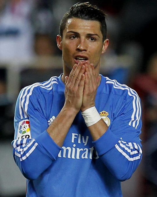 Con doblete de Carlos Bacca Sevilla le gana al Real Madrid 4 El delantero portugués del Real Madrid Cristiano Ronaldo deja ver su tristeza por el marcador 2-1 a favor del Sevilla. EFE
