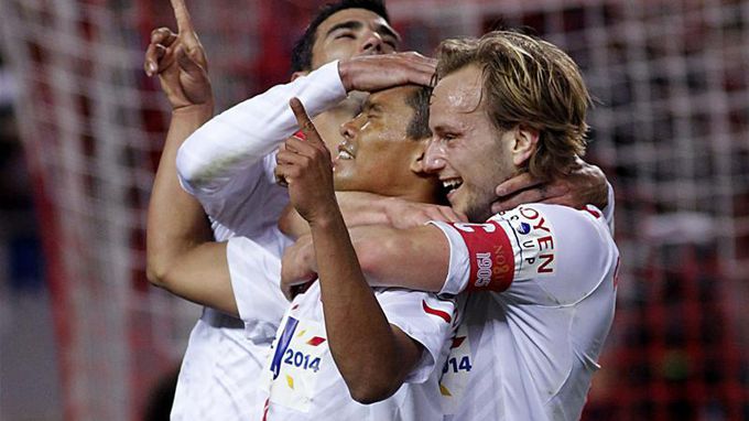 Con doblete de Carlos Bacca Sevilla le gana al Real Madrid 2 Bacca (c) celebra su gol, segundo de su equipo, con sus compañeros Ivan Rakitic (d) y José Antonio Reyes (detrás). EFE