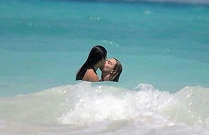 captan-a-michelle-rodriguez-y-cara-delevingne-muy-romanticas-en-cancun-video-4 (Copiar)