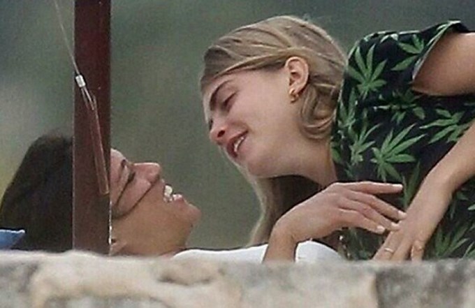 captan-a-michelle-rodriguez-y-cara-delevingne-muy-romanticas-en-cancun-video (Copiar)