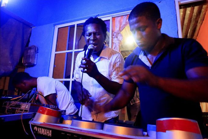 El cantante y compositor de música champeta Charles King (c) en un picó. EFE