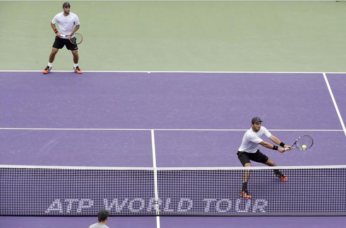 La dupla Cabal y Farah pierden la final del Master 1000 de Miami ante los Número1 del tenis mundial 2 Farah y Cabal son la primera pareja latinoamericana que llega a una final de un torneo Masters 1.000. EFE