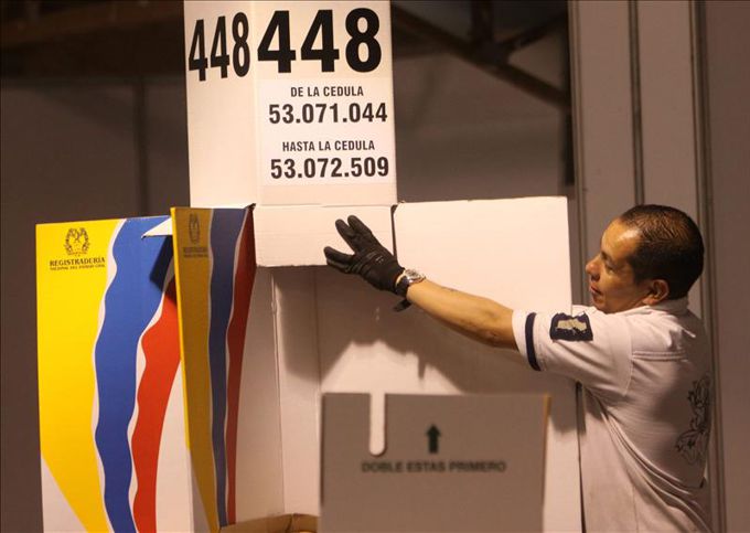 El voto en blanco para las presidenciales colombianas sube hasta el 41,5%, según sondeo 2 Santos, quien aspira a la reelección, tiene una intención de voto del 24,2 %. EFE