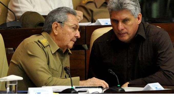 or la Agencia Cubana de Noticias (AIN) este sábado 29 de marzo de 2014, que muestra al presidente cubano, Raúl Castro (i), mientras habla con el primer vicepresidente Miguel Díaz-Canel (d), durante una sesión extraordinaria del Parlamento, en La Habana (Cuba). EFE