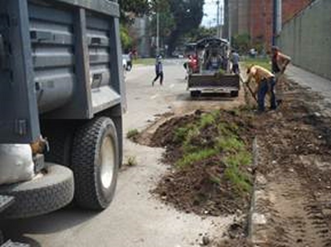 Alcaldía de Medellín realizó jornada de aseo y ornato en la calle La Arboleda, en La Iguaná 2 Foto Alcaldía de Medellín