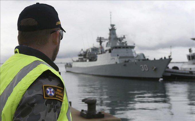 Buque de guerra malasio en la base Oeste Fleet, que participa en búsqueda del vuelo MH370