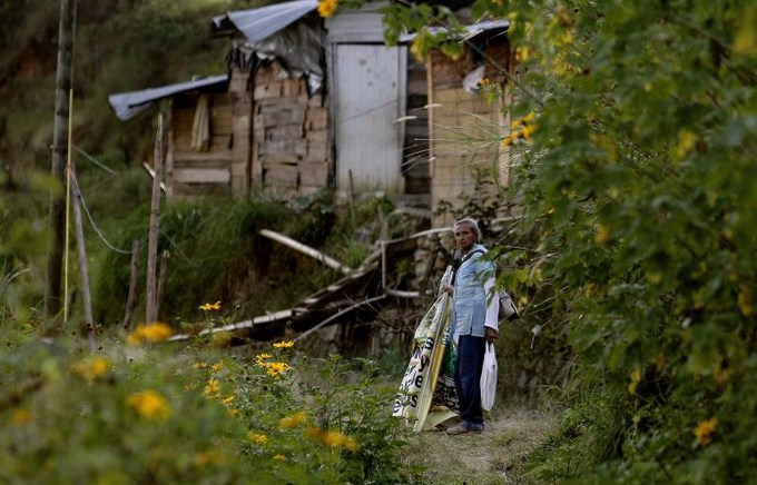 Fotografía de los habitantes y las casas de la comuna 8, en Medellín