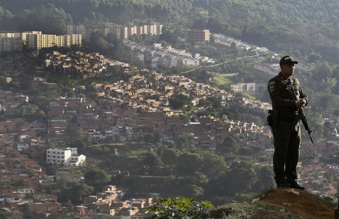 Policías custodian uno de los extremos de la comuna 8, en Medellín