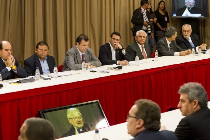 Henrique Capriles Radonsky (c), asiste a reunión con el Gobierno Maduro