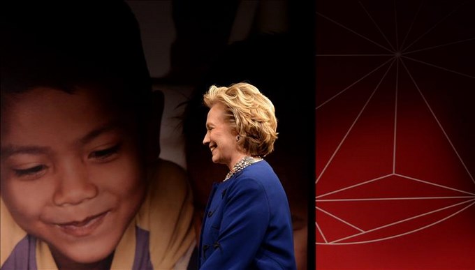 lanzan zapato a Hillary Clinton