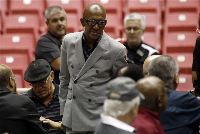 Roberto Roena asiste al servicio del salsero Cheo Feliciano. Foto EFE