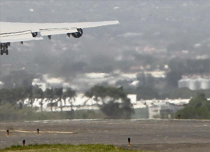 JOVEN VIAJA EN TREN DE ATERRIZAJE