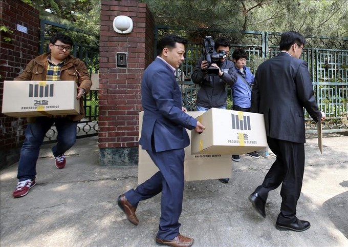 Investigadores recopilan documentos de la residencia del dueño del buque naufragado Sewol, Yoo Byeong-eon