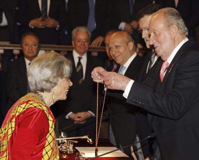 La escritora y periodista mexicana Elena Poniatowska (i) recibe el Premio Cervantes de manos del Rey, en presencia del presidente del Gobierno, Mariano Rajoy (2d)