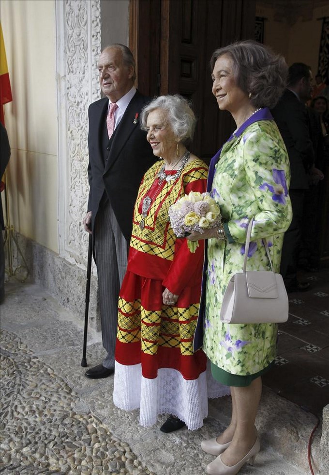 Elena Poniatowska acompañada por el Rey y la Reina de España