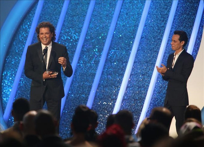 Marc Anthony entrega un premio Billboard a Carlos Vives, el 24 de abril de 2014. EFE