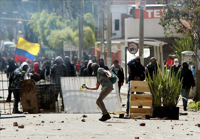 Estudiantes se enfrentan a miembros del ESMAD.