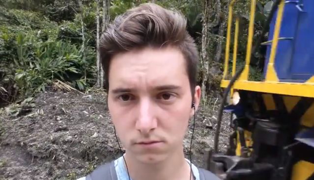 ‘Selfie’ desafortunado, grabó cómo le pateaban la cabeza desde un tren. Video