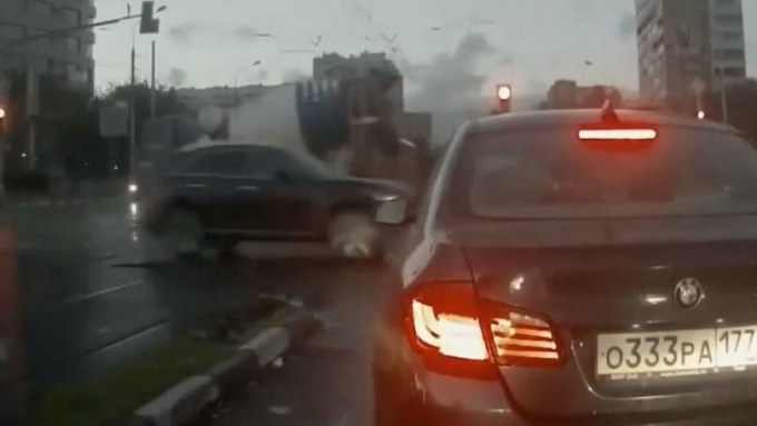 Auto “fantasma” provoca accidente. Lo más visto en Redes Sociales