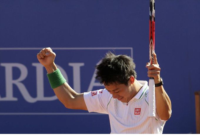 Nishikori, primer asiático que reina en Barcelona tras tumbar a Santiago Giraldo 2 El tenista japonés Kei Nishikori venció l colombiano Santiago Giraldo en las pistas del Real Club de Tenis de Barcelona. EFE
