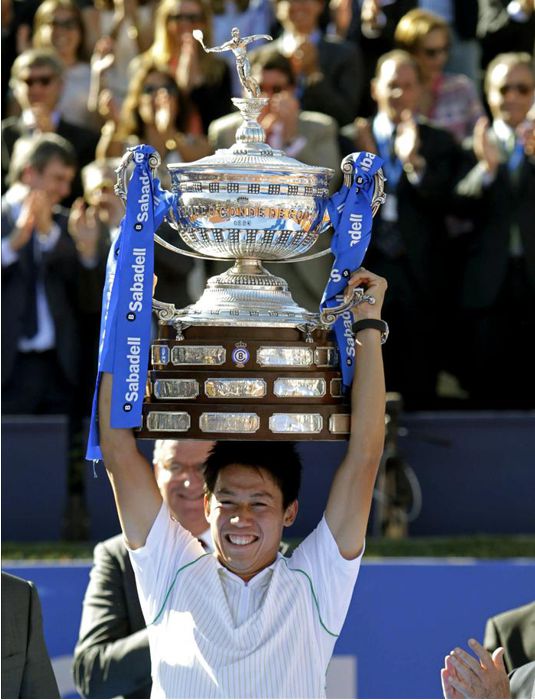 Nishikori, primer asiático que reina en Barcelona tras tumbar a Santiago Giraldo 3 El tenista japonés Kei Nishikori celebra su victoria en la final del Open Banc Sabadell de Barcelona. EFE