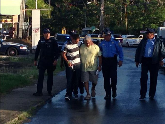 José Enrique Feliciano, hijo mayor del cantante Cheo Feliciano (camiseta amarilla), acude al lugar donde esta madrugada su padre tuvo un accidente de tráfico que le costo la vida. EFE