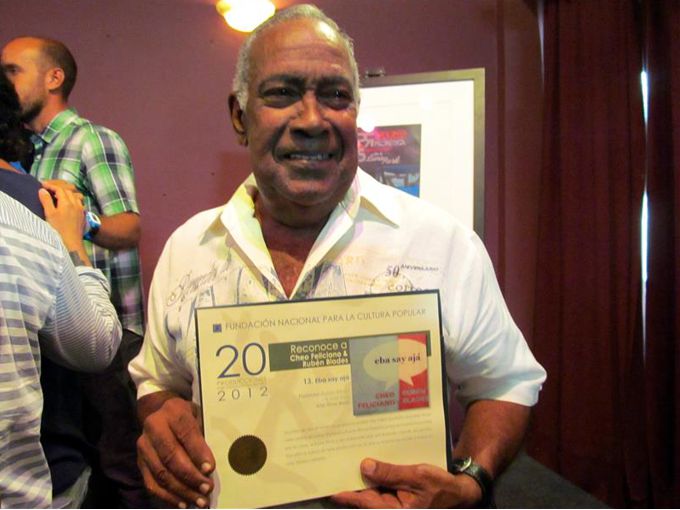 Cheo Feliciano posando con el reconocimiento compartido con el salsero panameño Rubén Blades por su último álbum "Eba say ajá". EFE