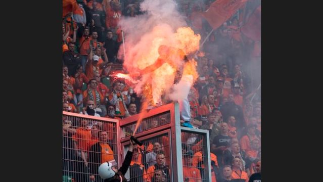 hincha polaco incendiado