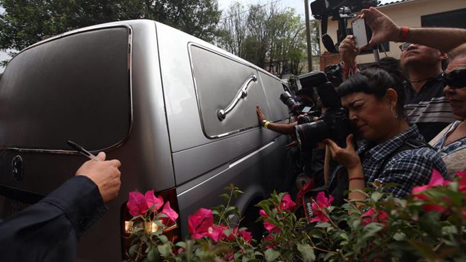 Ingreso de la carroza hoy, 17 de abril de 2014, afuera de la casa en Ciudad de México, del escritor Gabriel García Márquez. EFE