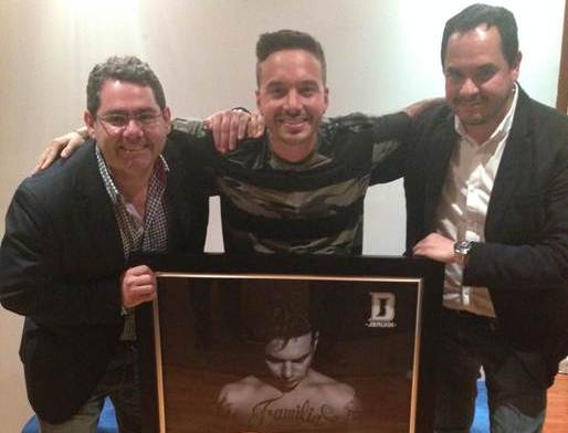 J Balvin recibe triple disco de platino en Colombia por su álbum La Familia