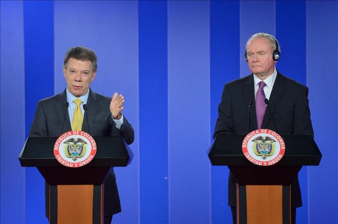 Juan Manuel Santos (i), y el viceministro de Irlanda del Norte, Martin McGuinness (d),