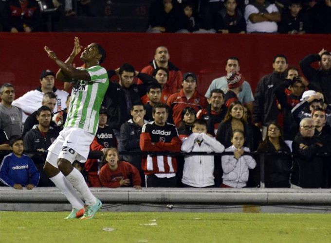 Orlando Berrío del Atlético Nacional de Colombia festeja su primer gol en la Copa Libertadores 2014, ante Newells Old Boys de Argentina. EFE