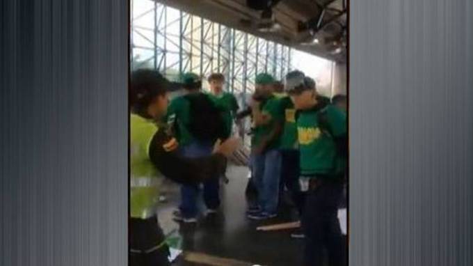 Juventudes de Peñalosa- Presidente se enfrentaron a la policía en el metro de Medellín. Video