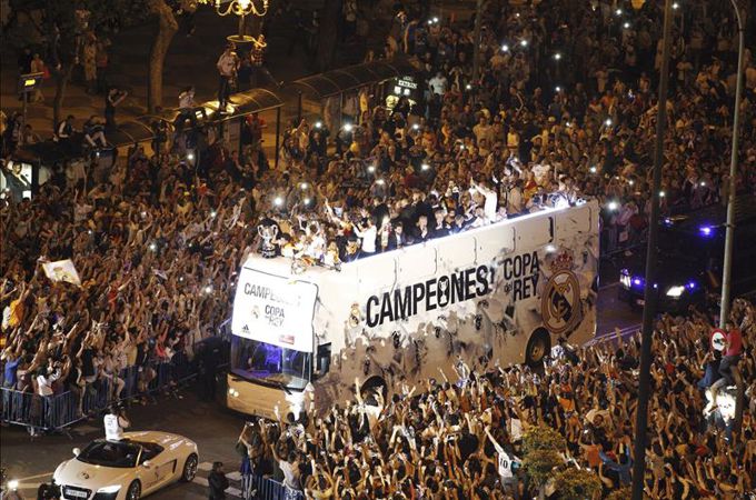 Los jugadores del Real Madrid llegan a la plaza de Cibeles, en Madrid, para celebrar con la afición la consecución de la Copa del Rey. EFE