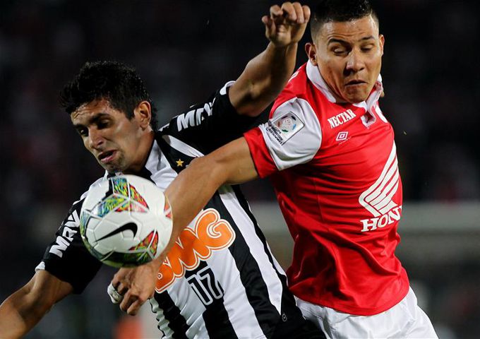 El jugador de Santa Fe Luis Carlos Arias (d) disputa el balón con Guilherme (i), de Atlético Mineiro, durante un partido por la Copa Libertadores. EFE