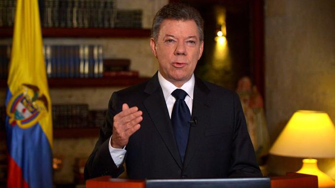 Fotografía cedida por la Presidencia de Colombia del mandatario, Juan Manuel Santos, durante una alocución en Cartagena (Colombia) luego del fallecimiento este jueves en México a los 87 años de edad del escritor colombiano Gabriel García Márquez. EFE
