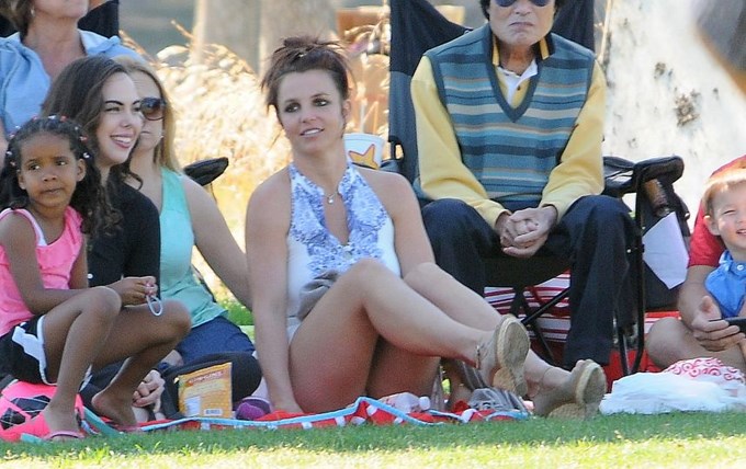 BRITNEY ENSEÑA ROPA INTERIOR