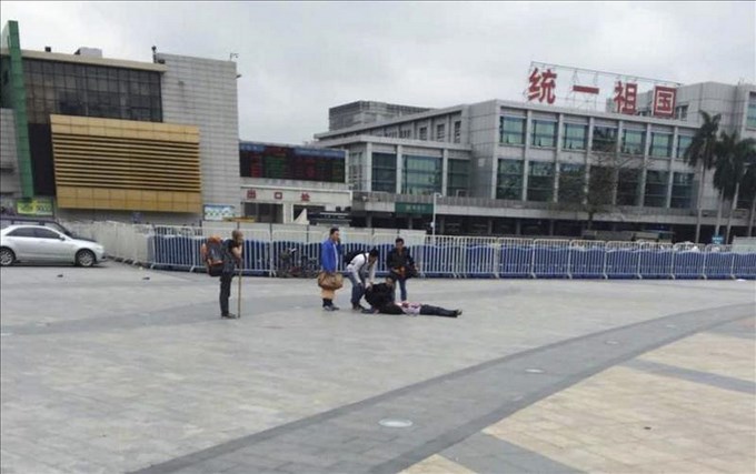 Pasajeros ayudan a una víctima en Cantón (China) hoy. EFE