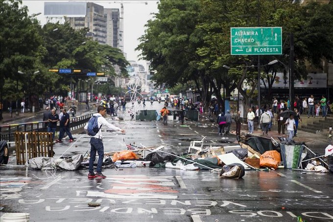 Opositores permanecen en la Av. Francisco de Miranda hoy jueves 8 de mayo, en Caracas