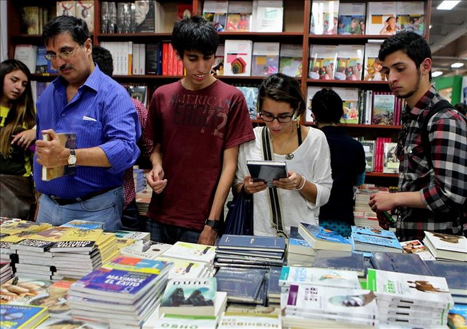 Cientos de personas escogen libros en la XXVII Feria del Libro de Bogotá