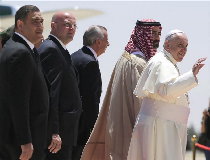 El papa Francisco (d), y el príncipe jordano Ghazi (2-R), asesor principal del Rey de Jordania, a su llegada hoy al aeropuerto de Amman, EFE