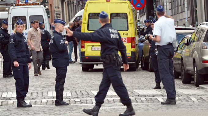 Agentes de policía acordonaron la zona donde se produjo un tiroteo en Bruselas, Bélgica. EFE