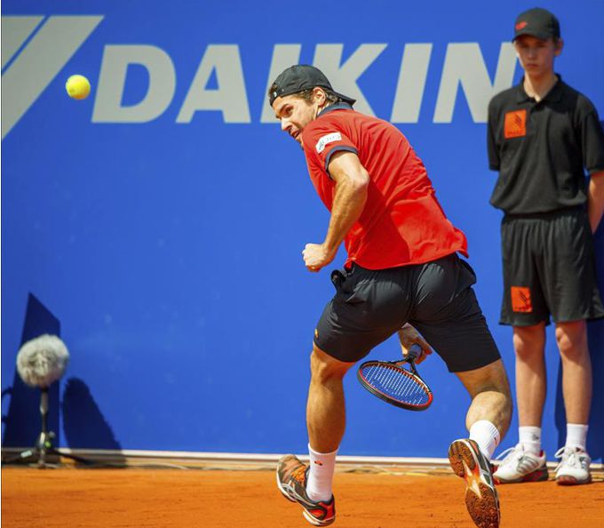 Torneo de Munich: Tommy Haas impidió que el colombiano Alejandro Falla sumara su victoria número cien 3 El tenista alemán Tommy Haas devuelve la bola durante el partido de octavos de final del torneo de Múnich. EFE