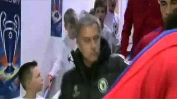 El técnico del Chelsea Mourinho le niega el saludo a Courtois. (Video).