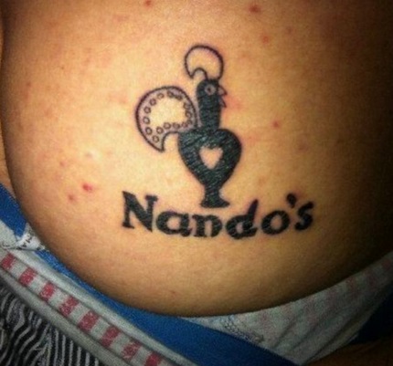 nalga tatuada nando