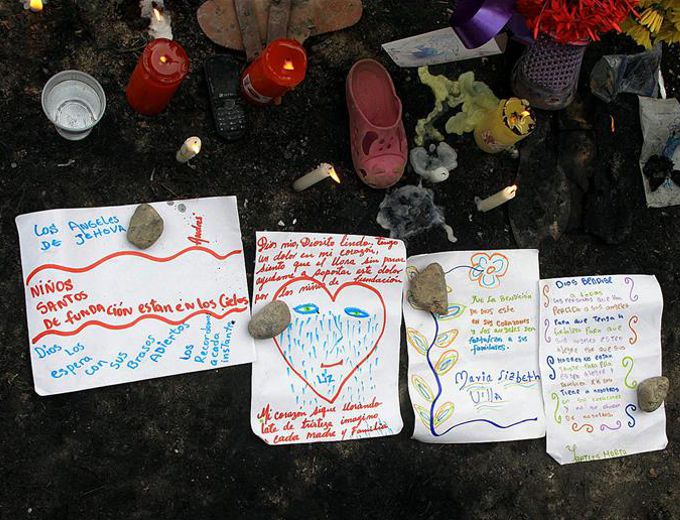 los comercios de los pueblos por donde pasó la caravana cerraron sus puertas y los lugareños izaron la bandera de Colombia y salieron con pañuelos, camisetas y globos blancos. EFE