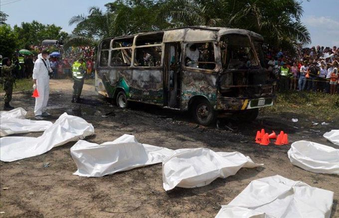 Fotografía cedida por el periódico El Heraldo de médicos forenses haciendo el levantamiento de cuerpos después de que un autobús se incendiase. EFE