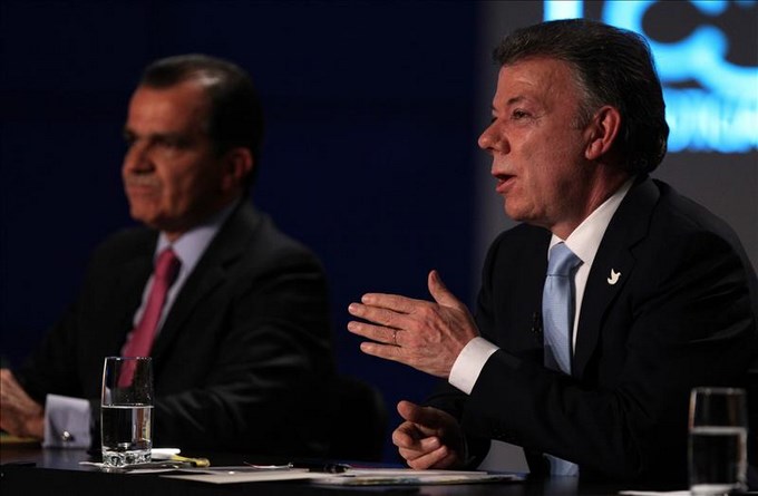 Dos últimas encuestas dan sendas victorias a Santos y a Zuluaga 2 Los candidatos a la Presidencia Juan Manuel Santos (d) y Óscar Iván Zuluaga